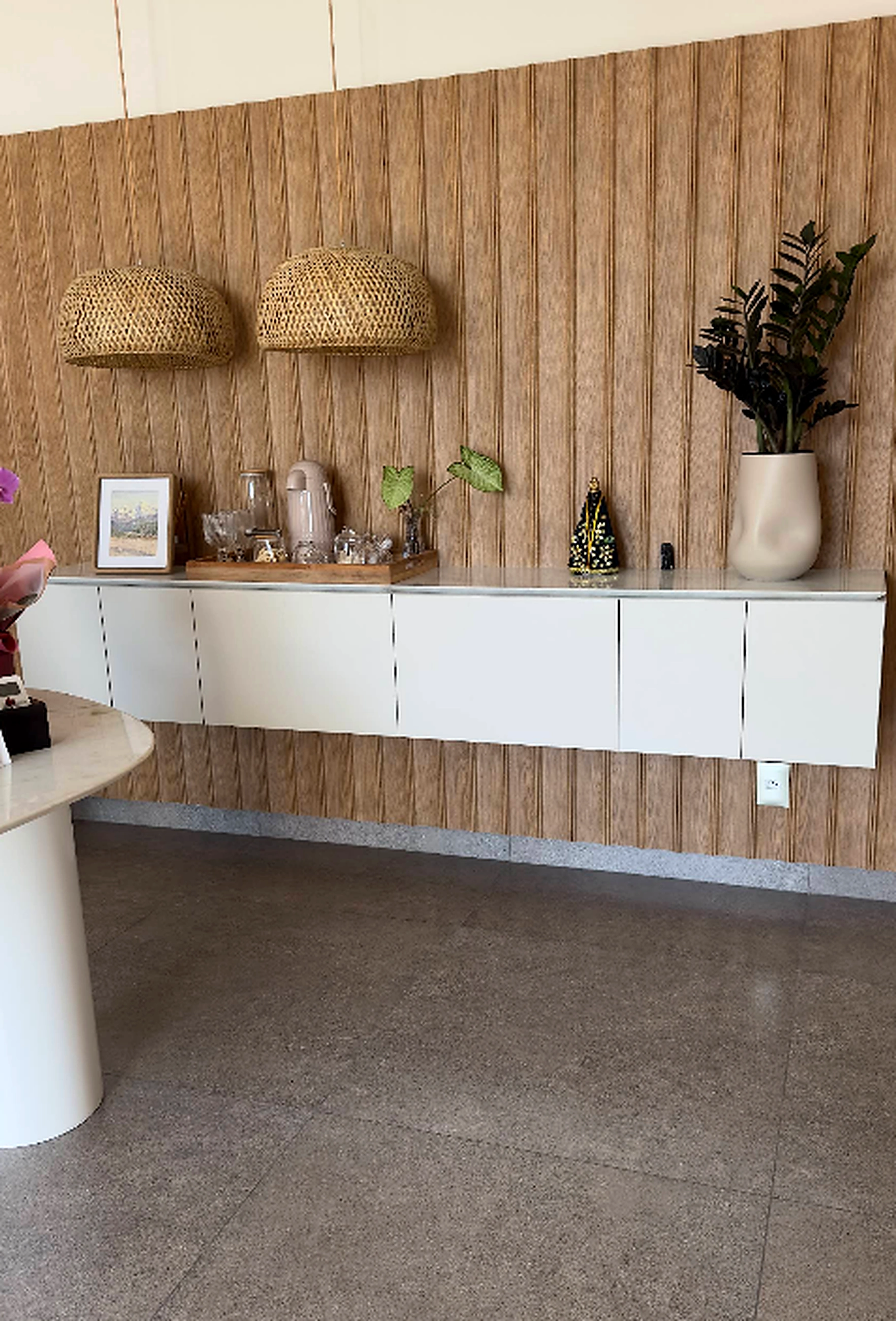 Ambiente minimalista com madeira